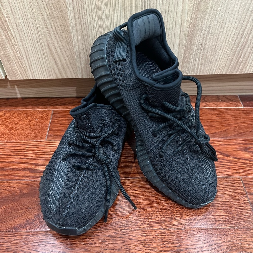 ADIDAS YEEZY Boost 350 V2 Onyx HQ4540 BLACK Size 7 Men or Women
